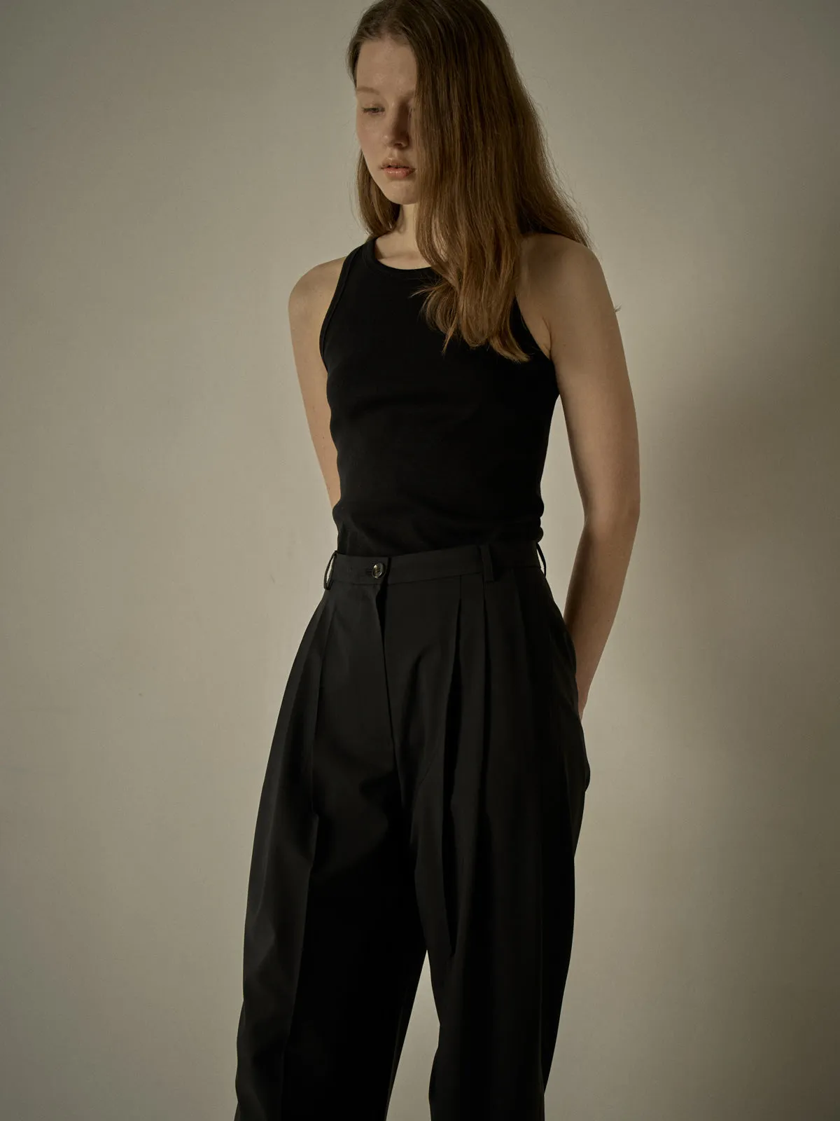 Three-Tuck Round Pants - Black