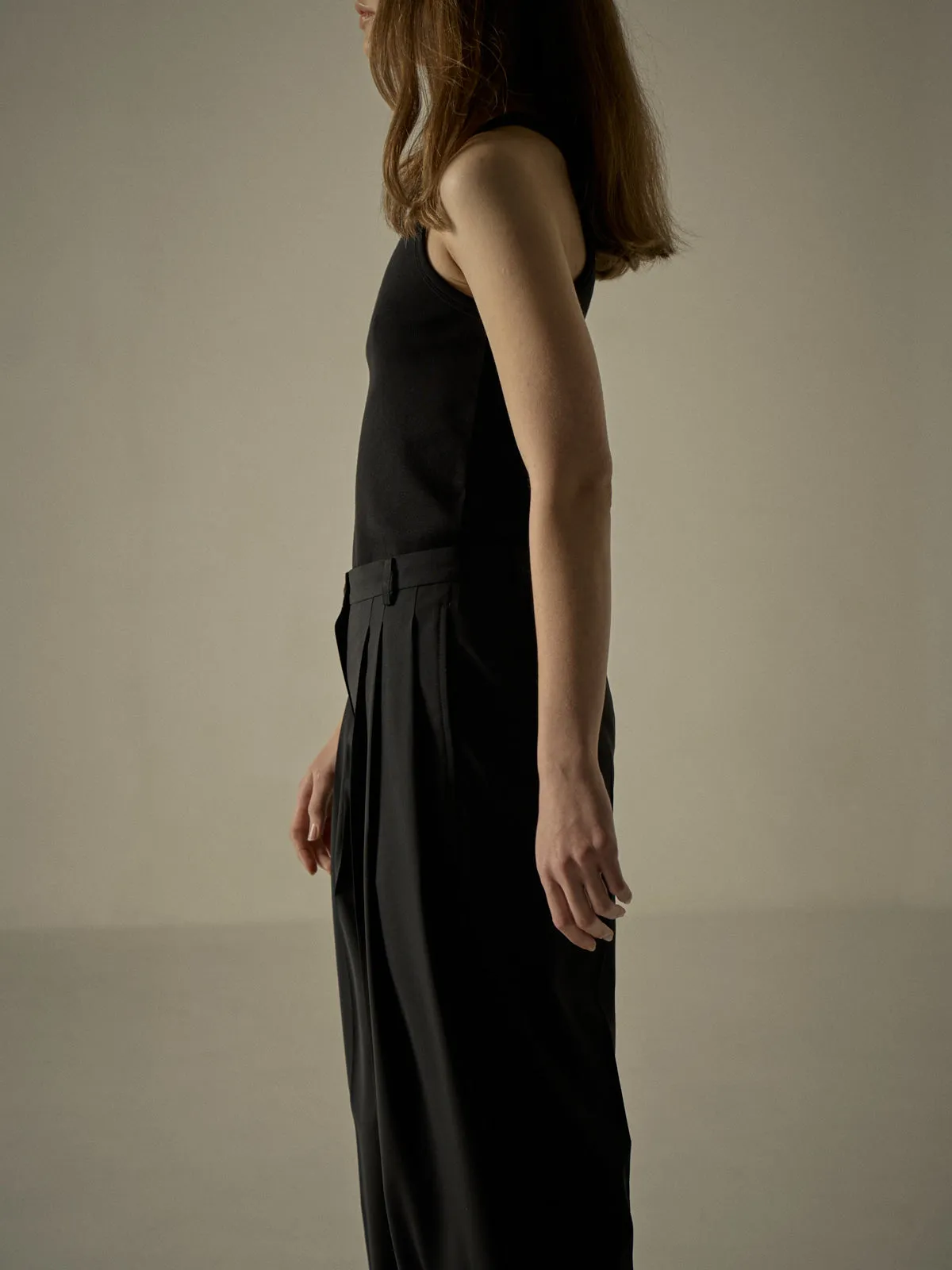 Three-Tuck Round Pants - Black