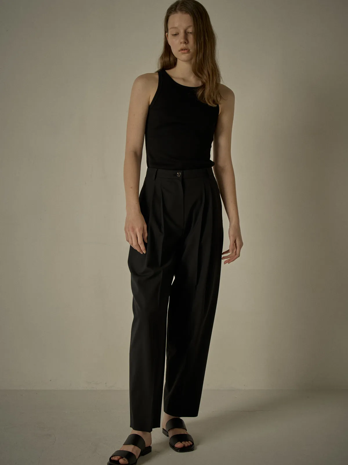 Three-Tuck Round Pants - Black