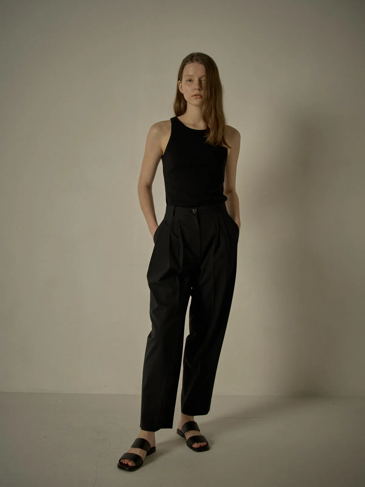 Three-Tuck Round Pants - Black