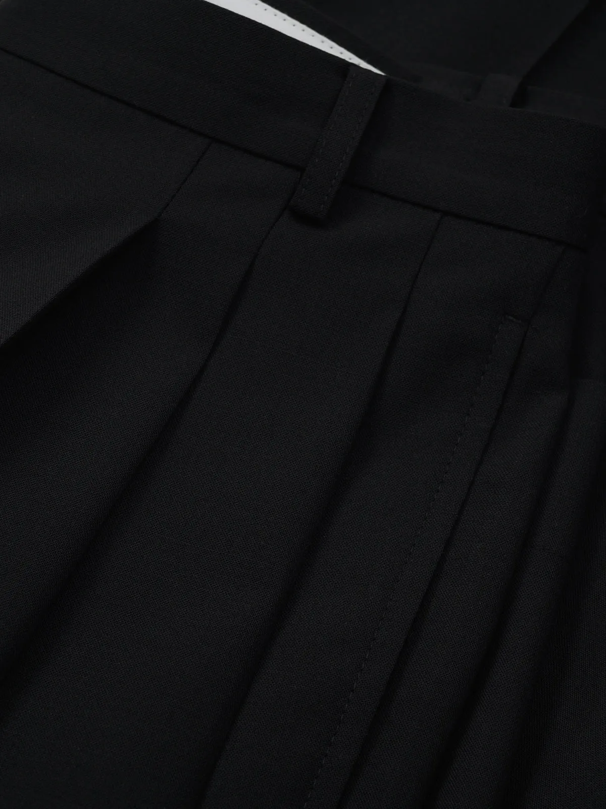 Three-Tuck Round Pants - Black