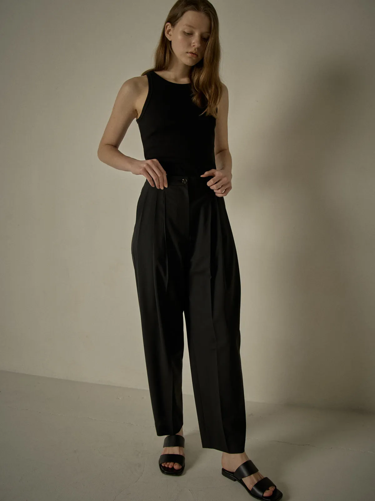 Three-Tuck Round Pants - Black