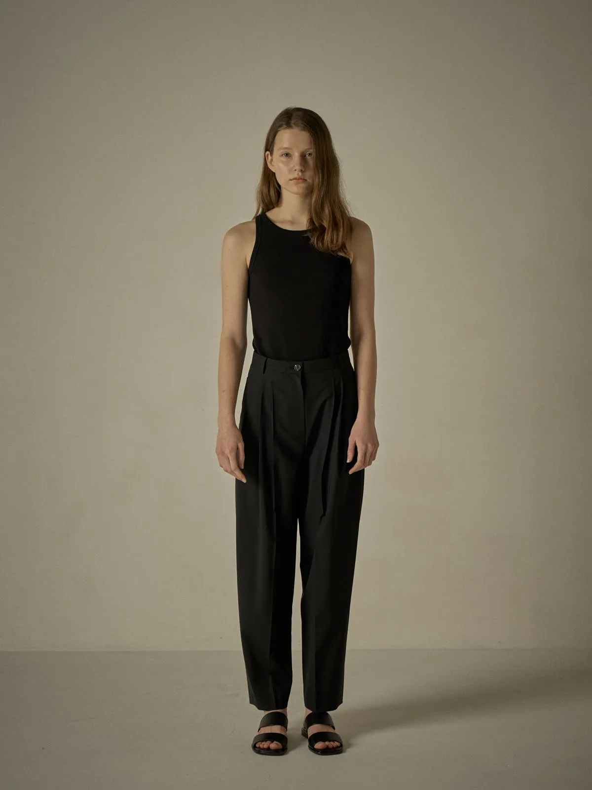 Three-Tuck Round Pants - Black