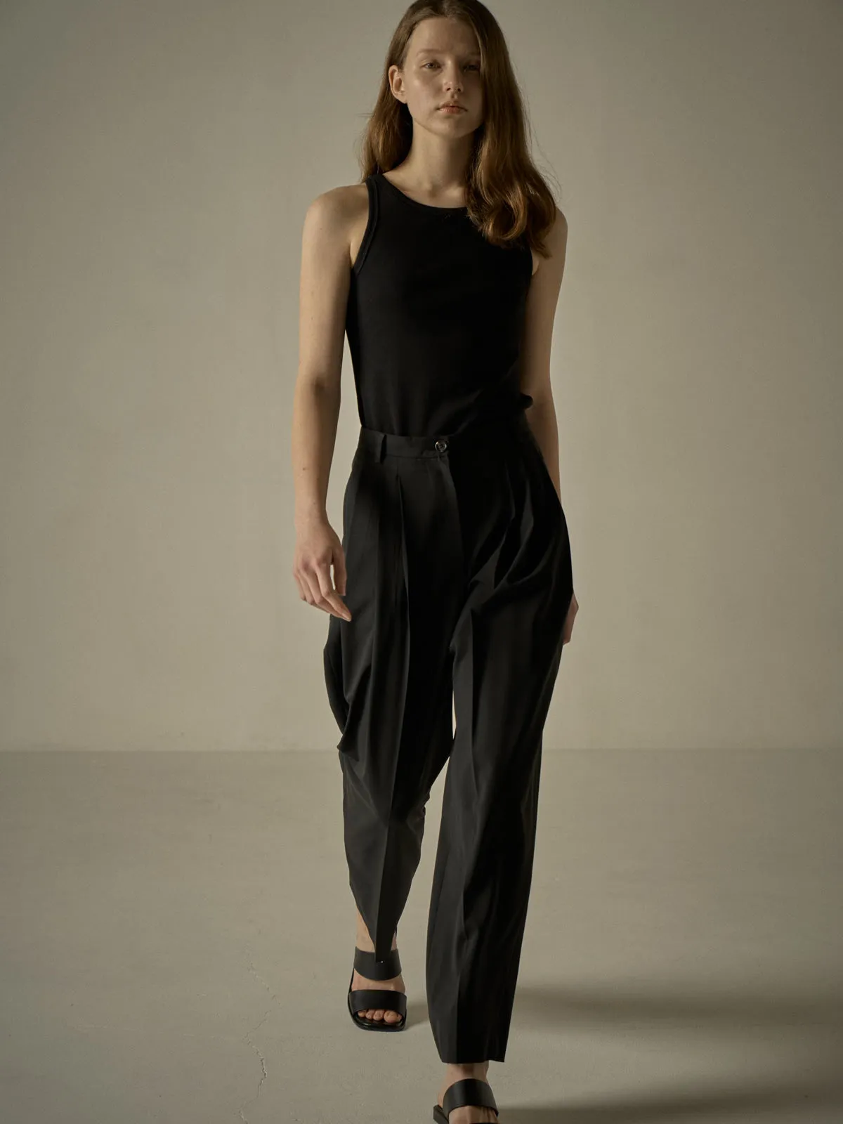 Three-Tuck Round Pants - Black