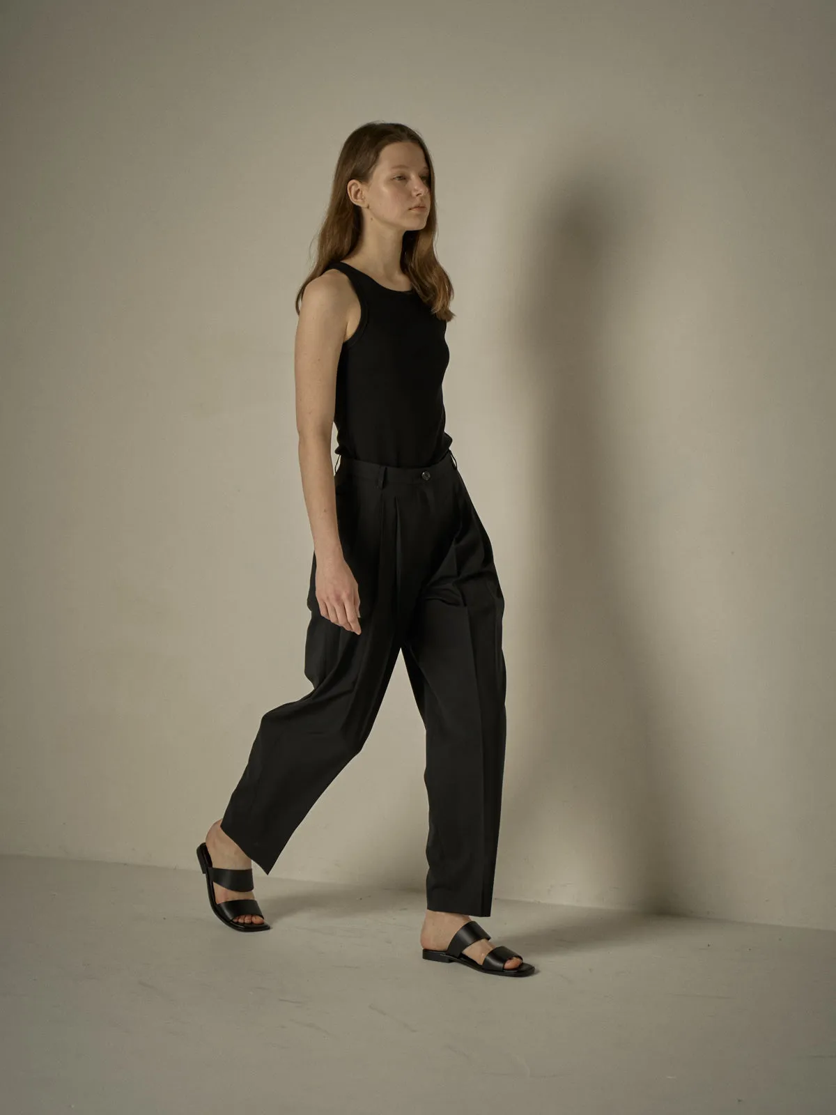 Three-Tuck Round Pants - Black