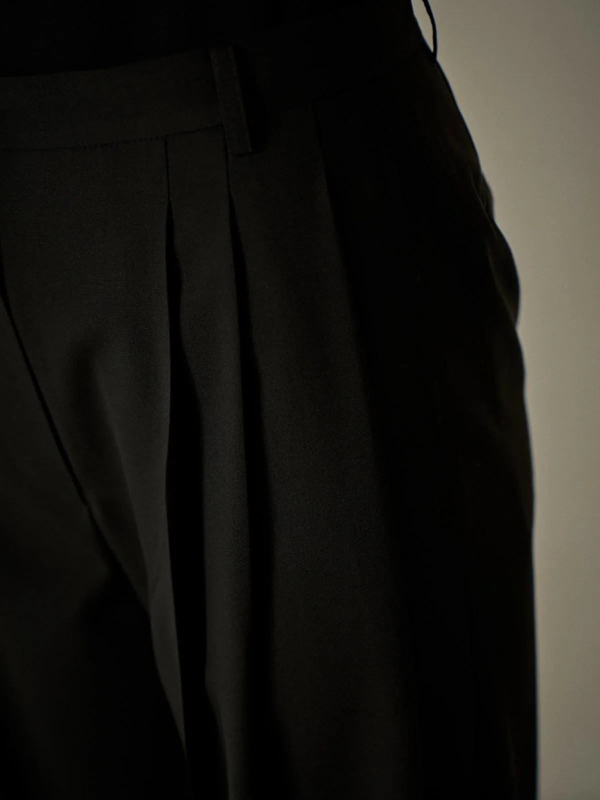 Three-Tuck Round Pants - Black
