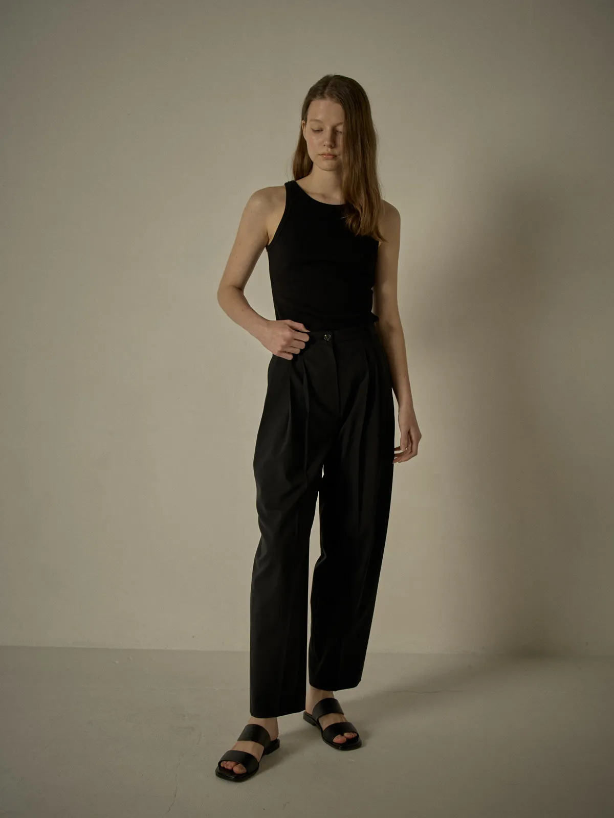 Three-Tuck Round Pants - Black