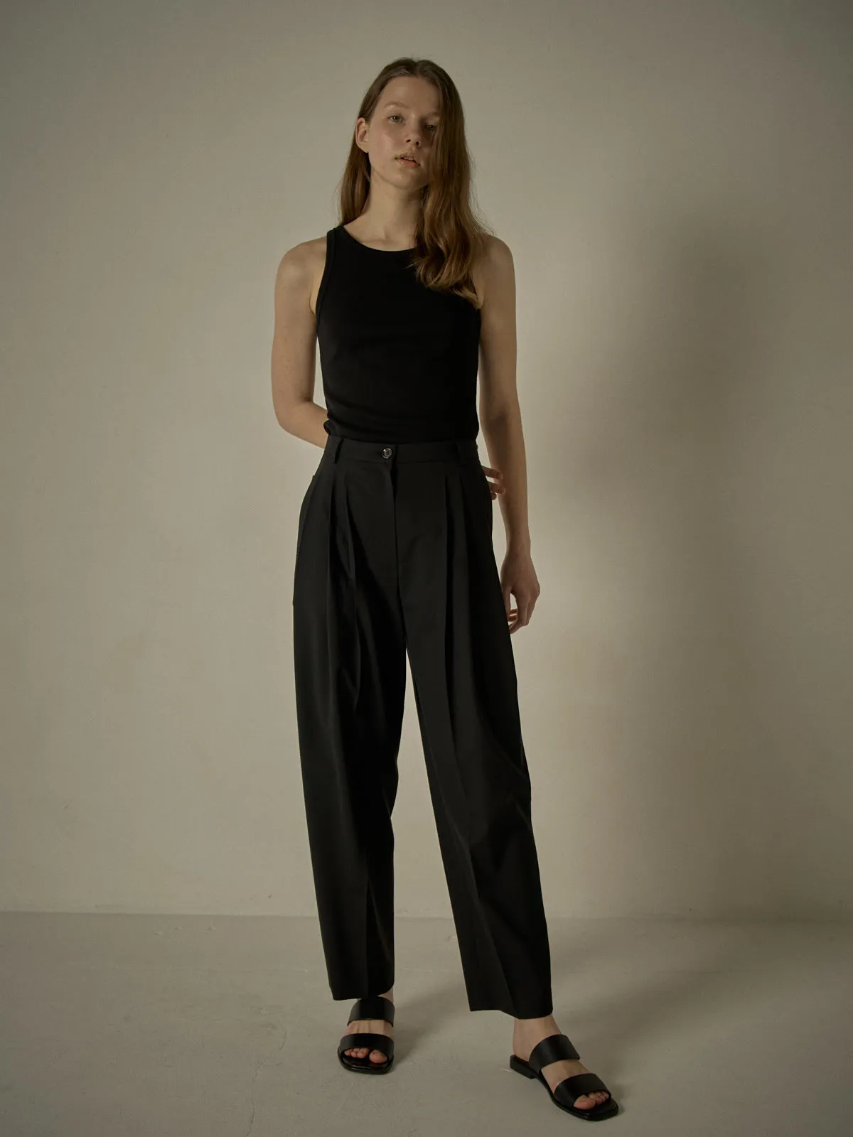 Three-Tuck Round Pants - Black