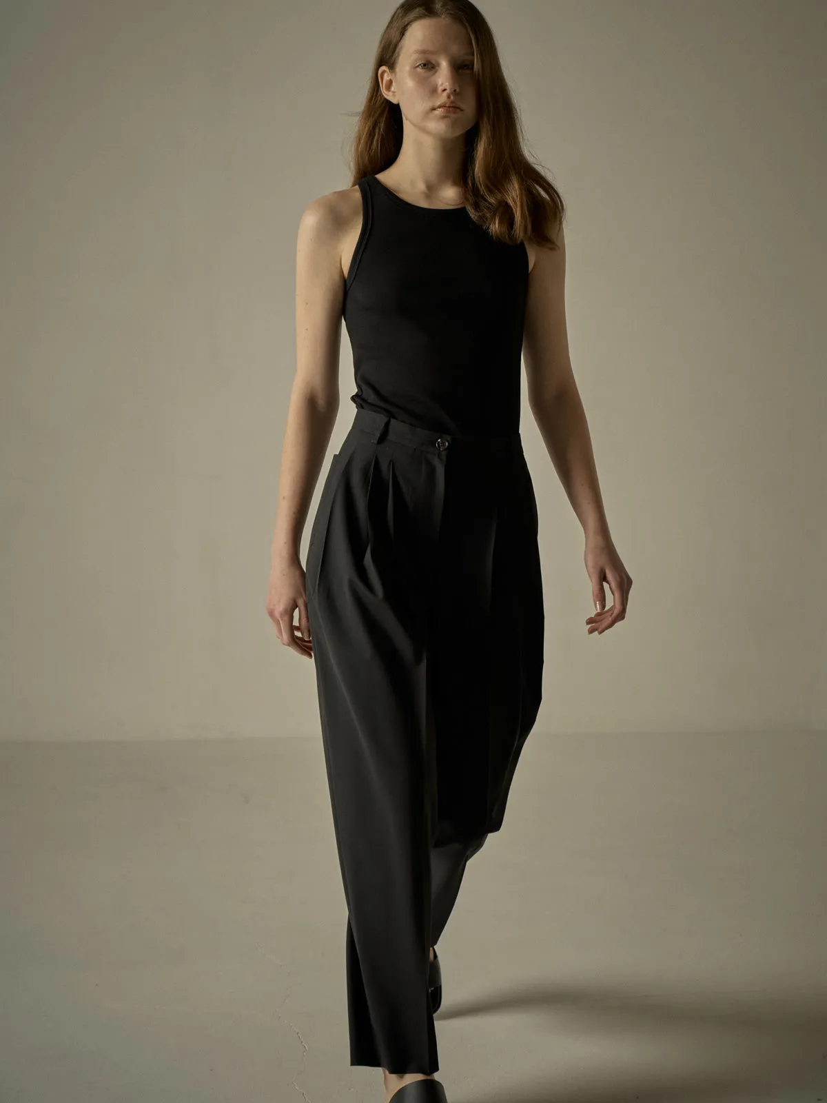 Three-Tuck Round Pants - Black