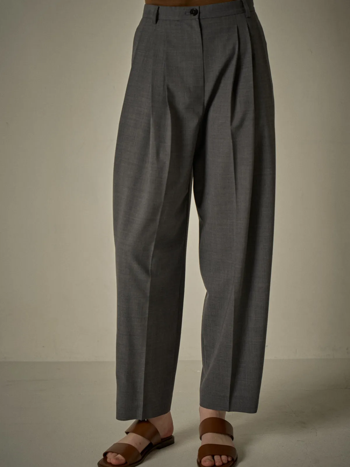 Three-Tuck Round Pants - Charcoal